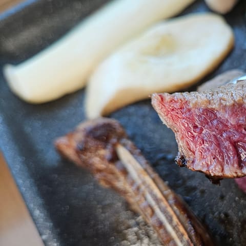 알맞게 익은 우대갈비 한 점