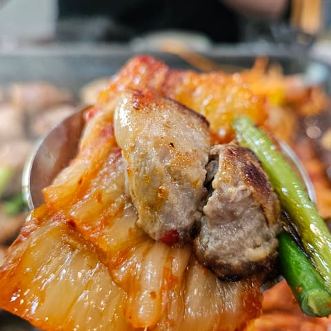 묵은지와 함께 구운 국내산 묵은지삼겹살