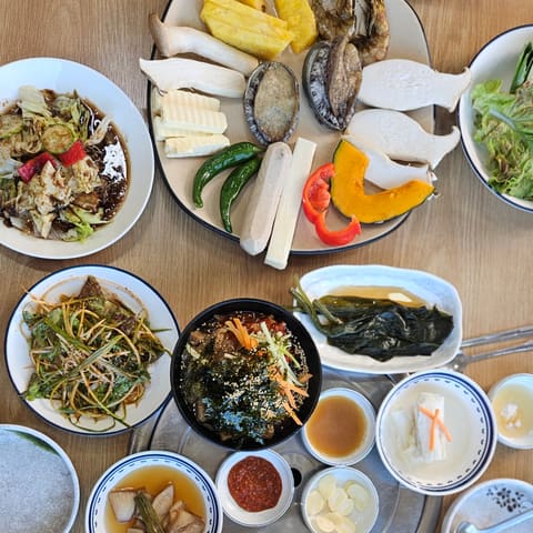 반찬이 차려진 옥길장터식당 테이블