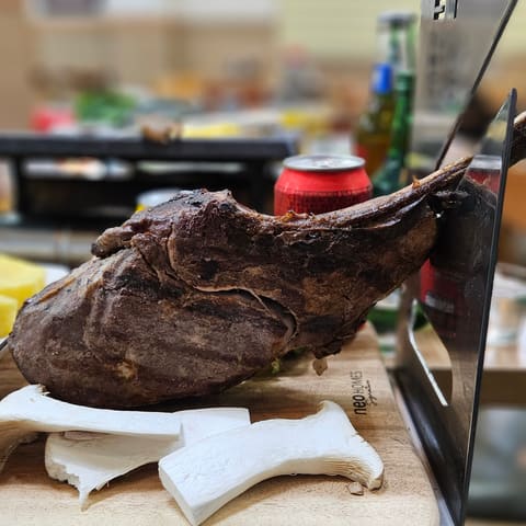 도마 위에 올린 초벌 토마호크