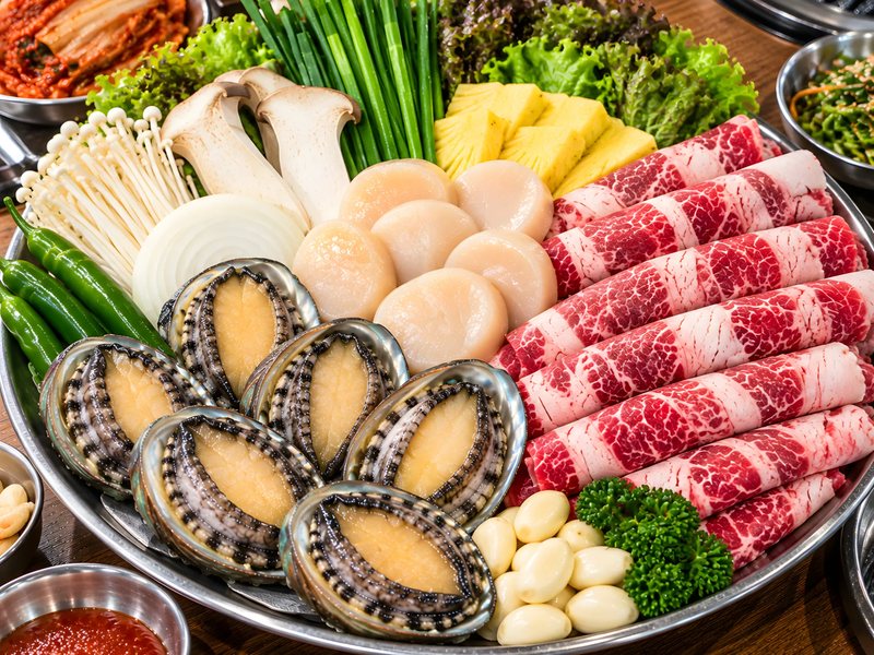 한우 차돌박이와 활전복·관자, 채소를 담은 차돌관자전복삼합 연출 이미지