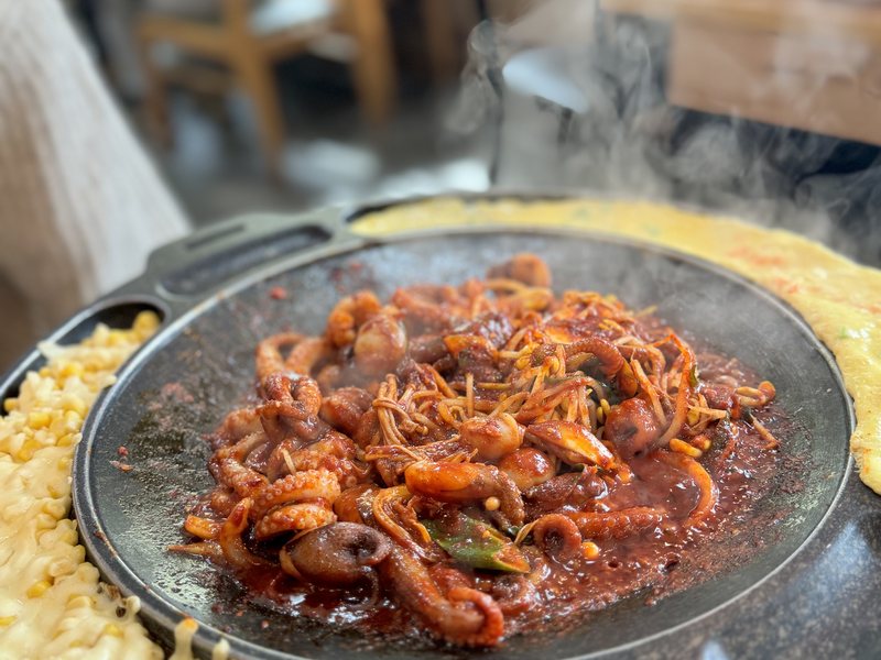 김이 오르는 철판 위에서 볶는 철판쭈꾸미