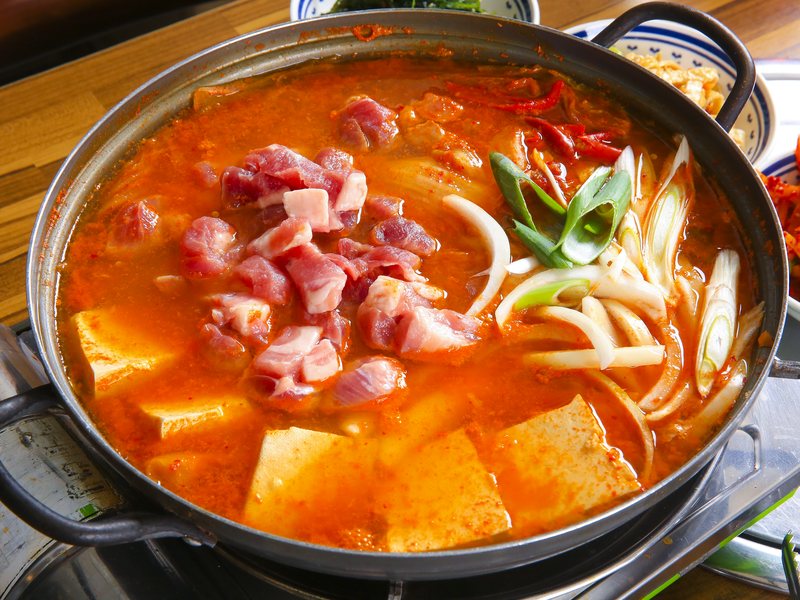 돼지고기와 두부를 넣고 버너에 올린 김치찌개