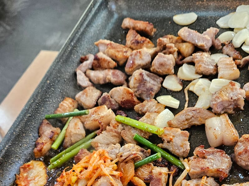 철판에서 묵은지와 함께 굽는 국내산 삼겹살